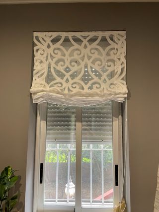 Estor blanco con diseño calado