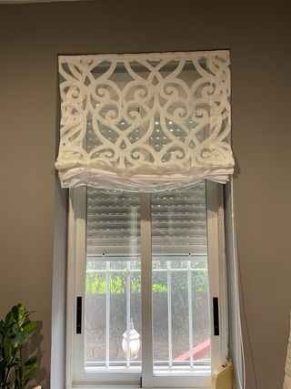 Estor blanco con diseño calado