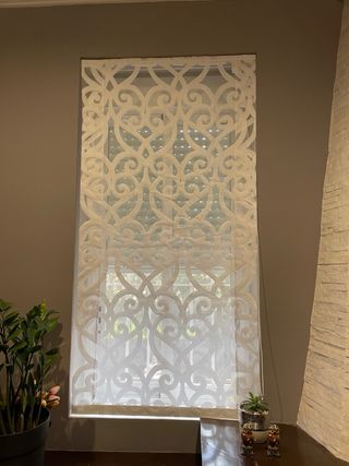 Estor blanco con diseño calado