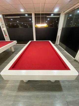 Mesa de billar blanca y roja