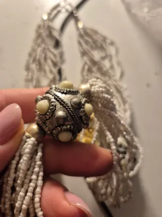 Collana con perle bianche e dettagli oro