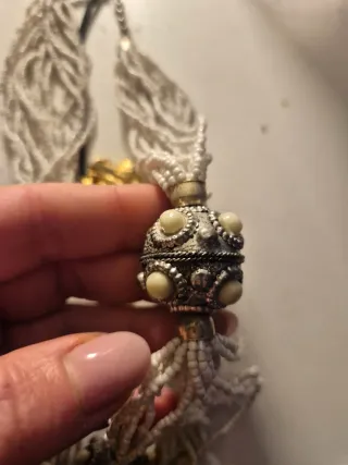 Collana con perle bianche e dettagli oro