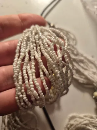 Collana con perle bianche e dettagli oro