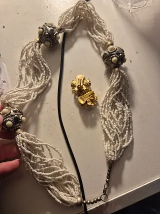 Collana con perle bianche e dettagli oro