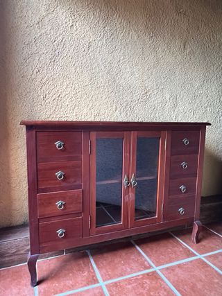 Aparador de madera con puertas de cristal