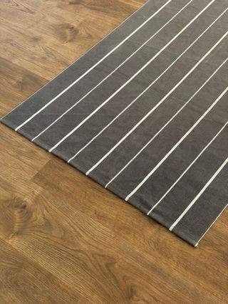 Alfombra runner gris con rayas blancas