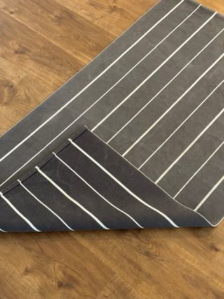 Alfombra runner gris con rayas blancas