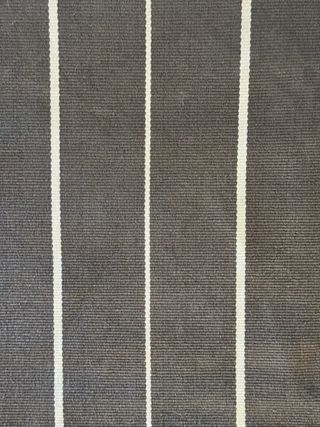 Alfombra runner gris con rayas blancas