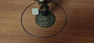 Lámpara de mesa de metal dorada