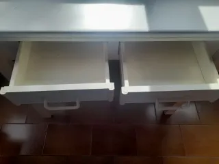 Mesa de cocina blanca y madera
