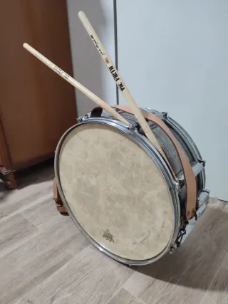 Caja de percusión Yamaha con baquetas