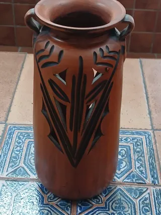 Jarrón de cerámica con asas y diseño calado