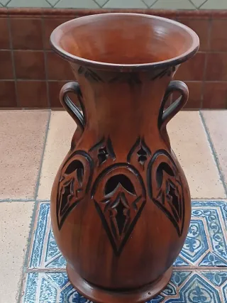 Jarrón de cerámica con asas y diseño calado