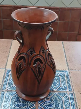 Jarrón de cerámica con asas y diseño calado