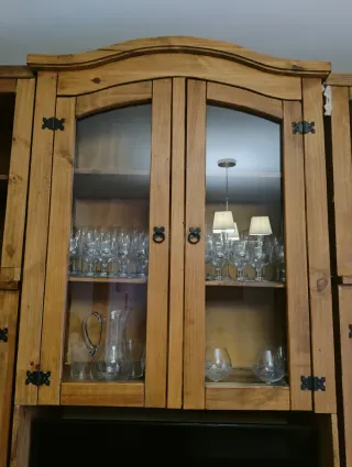 Vitrina de madera y cristal