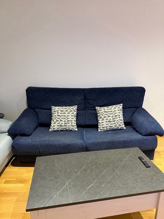 Dos sofás: Uno de 3 plazas Uno de 2 plazas