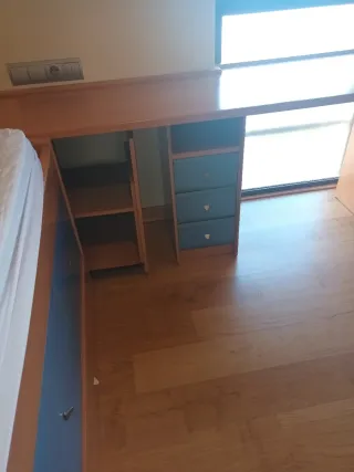 Dormitorio juvenil con cajones.Está montado