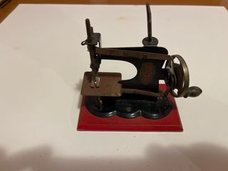 Macchina da cucire miniatura vintage