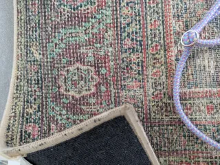 Alfombra Zara Home gris y roja