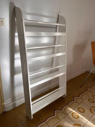 Estantería blanca de madera.