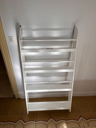 Estantería blanca de madera.