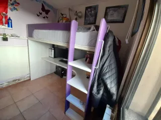 Habitación juvenil litera con escritorio y armario