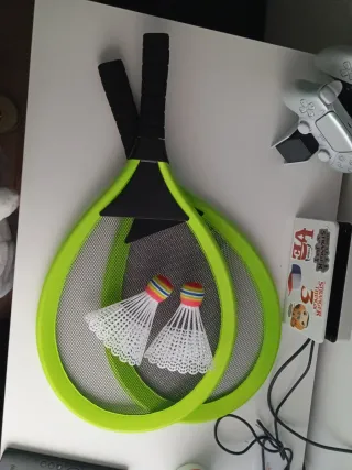 Raquetas de bádminton y volantes. No tiene caja