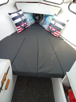 Barco con cojines náuticos