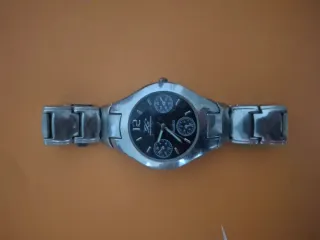 Reloj de pulsera Quartz plateado y negro