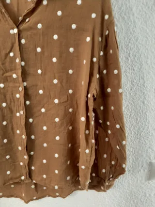 Camisa marrón lunares blancos