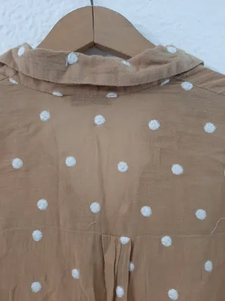 Camisa marrón lunares blancos