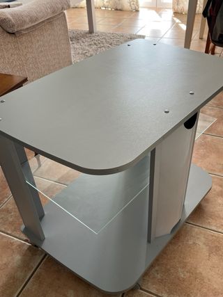 Mesa TV/auxiliar gris con estante de cristal