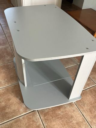 Mesa TV/auxiliar gris con estante de cristal