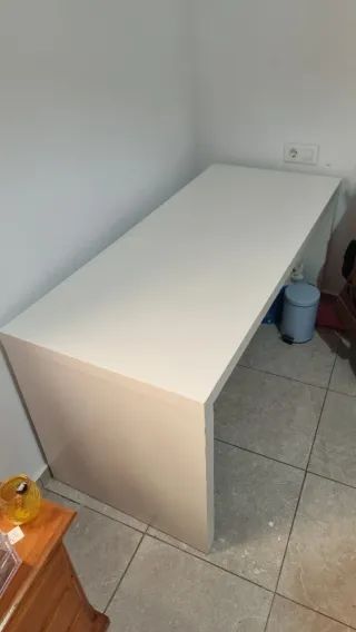 Escritorio blanco de madera
