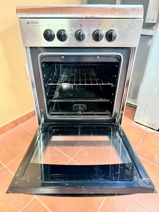 Cocina Edesa 4 fuegos y horno Gas Butano.
