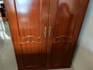 Armario de dos puertas marrón