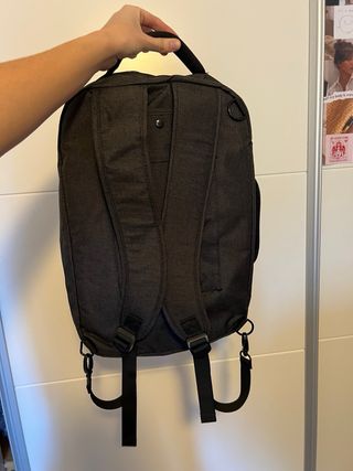 Mochila gris multiusos