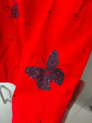 Camiseta sin mangas roja con plumas