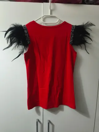 Camiseta sin mangas roja con plumas