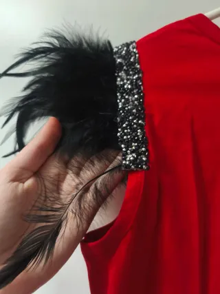 Camiseta sin mangas roja con plumas