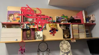 Estantería madera marrón claro con detalle rosa