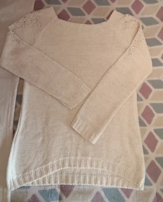 Jersey de mujer blanco con perlas doradas.