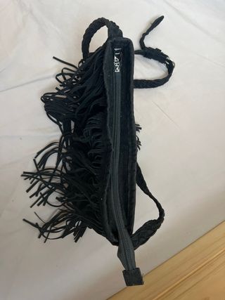 Bolso negro con flecos
