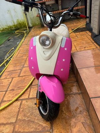 Moto eléctrica infantil rosa y blanca