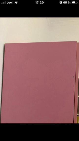 Ropero infantil rosa con tiradores rojos