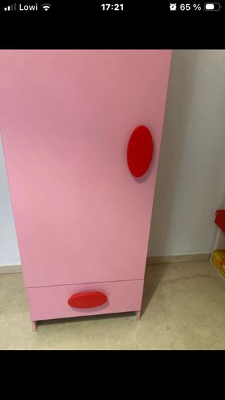 Ropero infantil rosa con tiradores rojos