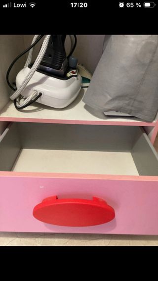 Ropero infantil rosa con tiradores rojos