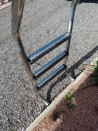 Escalera para piscina de inox de 3 edcslones