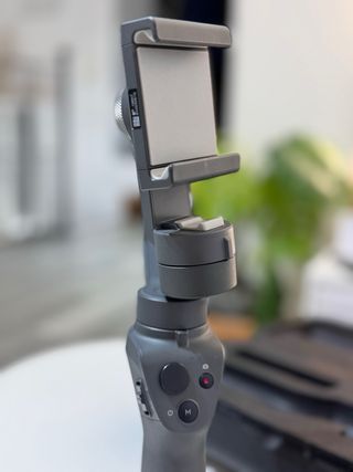 Estabilizador Gimbal DJI Osmo Mobile 2 + Pie