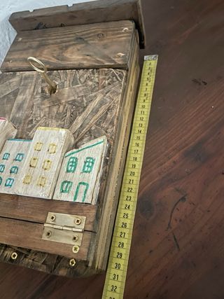 Buzón rústico de madera decorado